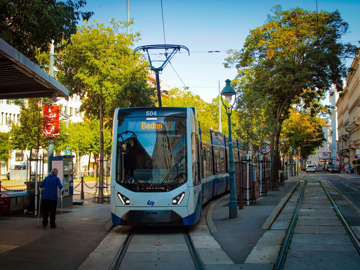 Wien. Die neuen Triebwagen 504 der Badner Bahn werden aktuell ausgeliefert und sind bereits massenhaft in Wien unterwegs. Am 12.08.2023 konnte ich Triebwagen 504 in der Schleife Oper/Karlsplatz fotografieren.