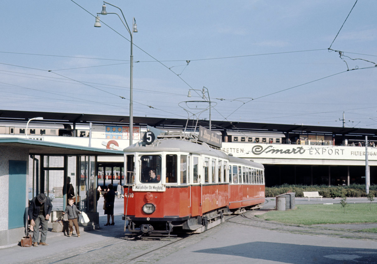 Wien: Die Wiener Straßenbahen vor 50 Jahren: Auf dem Praterstern hält am 29. August 1969 ein  halbstarker Zug  bestehend aus einem alten Tw, dem M 4110 (Lohnerwerke 1929), und einem modernen Großraumbeiwagen des Typs c2 oder c3 (diese Bw wurden 1954 - 1962 von den Lohnerwerken gebaut). - Scan eines Diapositivs. Film: Kodak Ektachrome. Kamera: Canon Canonet QL28.