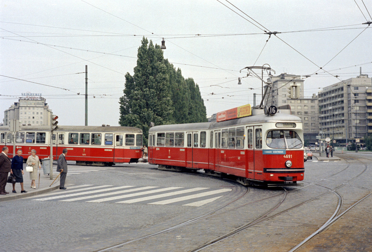 Wien: Die Wiener Straßenbahnen vor 50 Jahren: SL 16 (E1 4691 + c3 1171) I, Innere Stadt, Franz-Josefs-Kai / Marienbrücke / Schwedenplatz am 25. August 1969. - Hersteller und Baujahre der Straßenbahnfahrzeuge: E1 4691 (SGP, 1968) und c3 1171 (Lohnerwerke 1960). - Neuer Scan eines Farbnegativs. Film: Kodak Kodacolor X. Kamera: Kodak Retina Automatic II.  