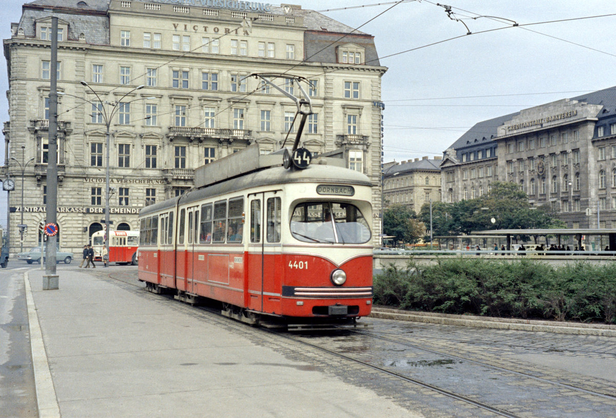 Wien: Die Wiener Straßenbahnen vor 50 Jahren: SL 44 (E 4401) I, Innere Stadt, Schottentor / Universitätsstraße am 27. August 1969. - Der GT6 E 4401 war der erste der Gelenktriebwagen dieses Typs. Er wurde 1959 von den Lohnerwerken gebaut und geliefert. - Scan eines Farbnegativs. Film: Kodak Kodacolor X. Kamera: Kodak Retina Automatic II.