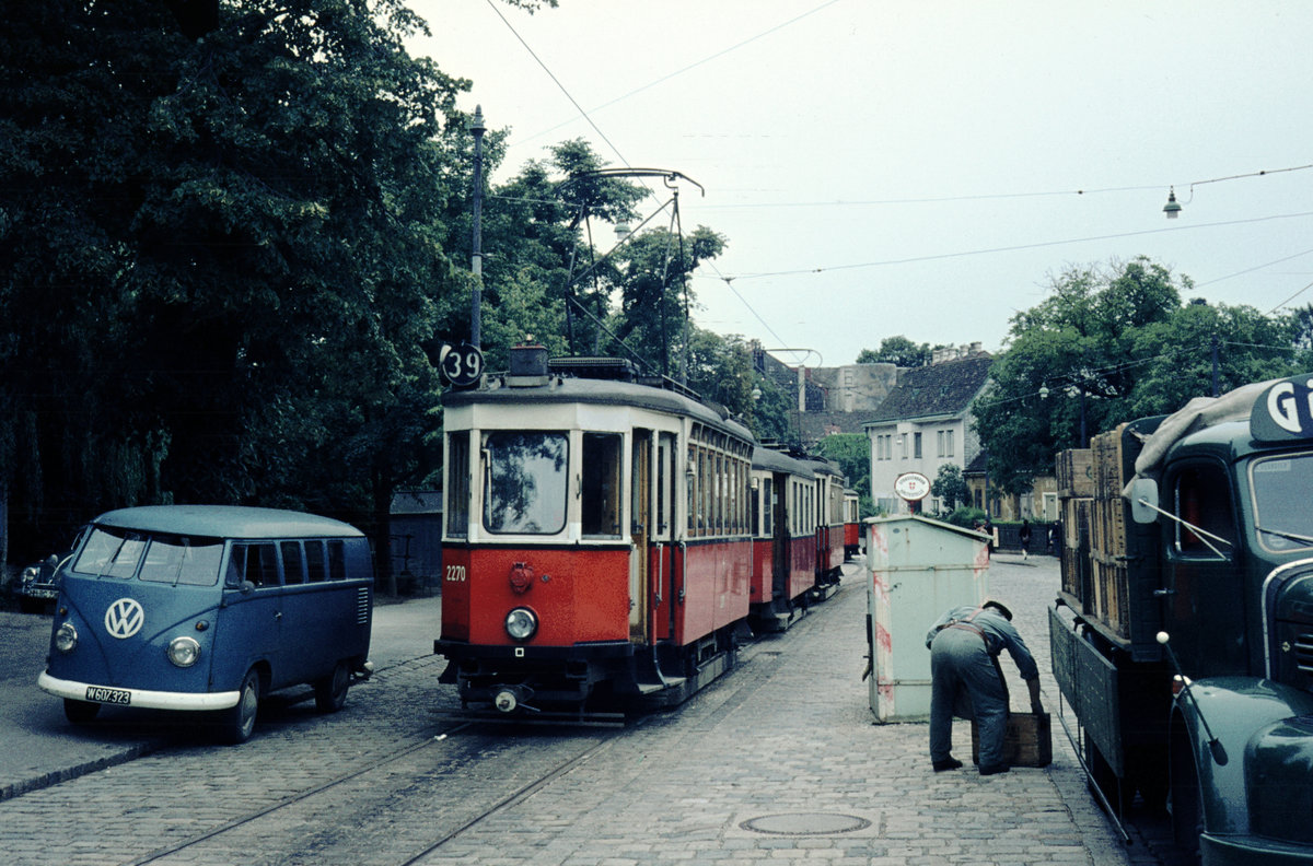 Wien: Die Wiener Straßenbahnen vor 50 Jahren: SL 39 (H2 2270) XIX, Döbling, Untersievering, Endstation Sievering am 28. August 1969. - Nach einer Überholung einiger Tw des Typs H2 bei der Firma Gräf & Stift in Wien-Liesing entstand 1963 eine neue Nummerngruppe der Reihe H2 (2270 - 2280), u.a. wurde der Tw H2 2155 in H2 2270 umnumeriert. Der Tw wurde 1910 von der Simmeringer Waggonfabrik als H(1) 2155 gebaut. - In den Jahren 1943 bis 1948 befand sich der Tw zusammen mit sechs anderen in Düsseldorf. Sie wurden aber nicht in Betrieb eingesetzt. - 1950 wurde der Tw in H2 2155 umgebaut. - Scan eines Diapositivs. Film: AGFA CT 18. Kamera: Canon Canonet QL28. - Kommentar des Fotografen: Über die sieben H1 in Düsseldorf hat mich Horst Lüdicke informiert.