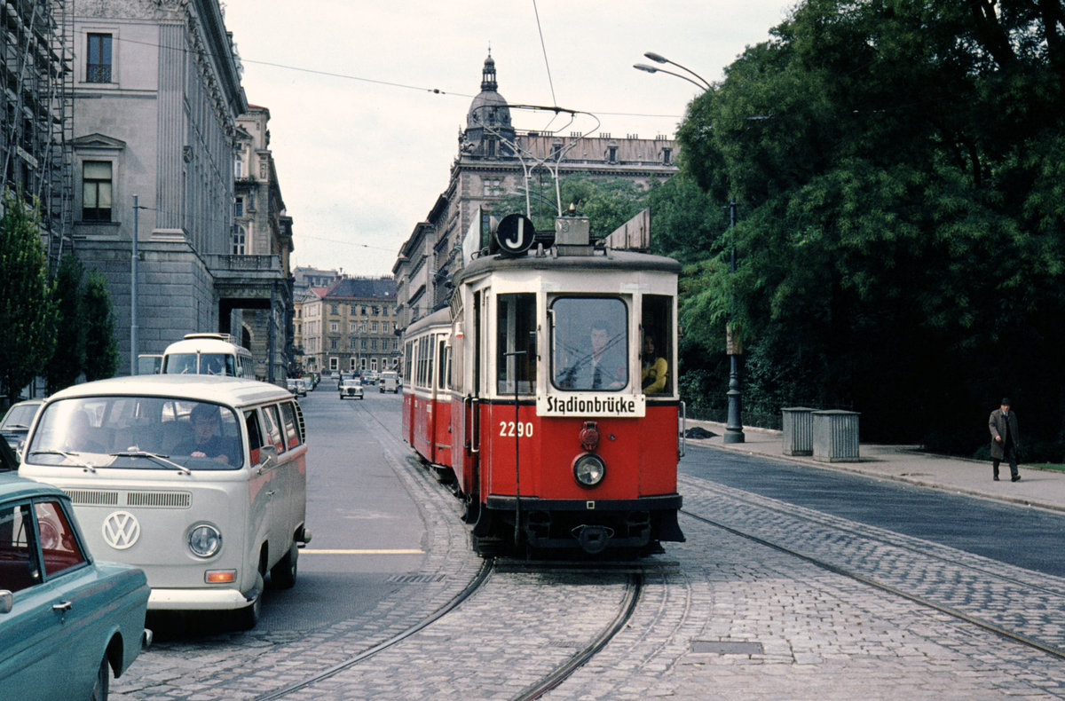 Wien: Die Wiener Straßenbahnen vor 50 Jahren: SL J (K 2290) I, Innere Stadt, Rathausplatz / Dr.-Karl-Lueger-Ring / Dr.-Karl-Renner-Ring / Parlament im August 1969. - Die Triebwagen des Typs K (2281 - 2542 (2543)) wurden 1912 - 1915 von der Grazer Waggonfabrik, der Simmeringer Waggonfabrik, der Staudinger Waggonfabrik, der Nesselsdorfer Waggonfabrik und der Hauptwerkstätte der WStB (: Gemeinde Wien - Städtische Straßenbahnen) hergestellt. Den K 2290 baute die Grazer Waggonfabrik 1913. - Scan eines Diapositivs. Film: AGFA CT 18. Kamera: Canon Canonet QL28. 