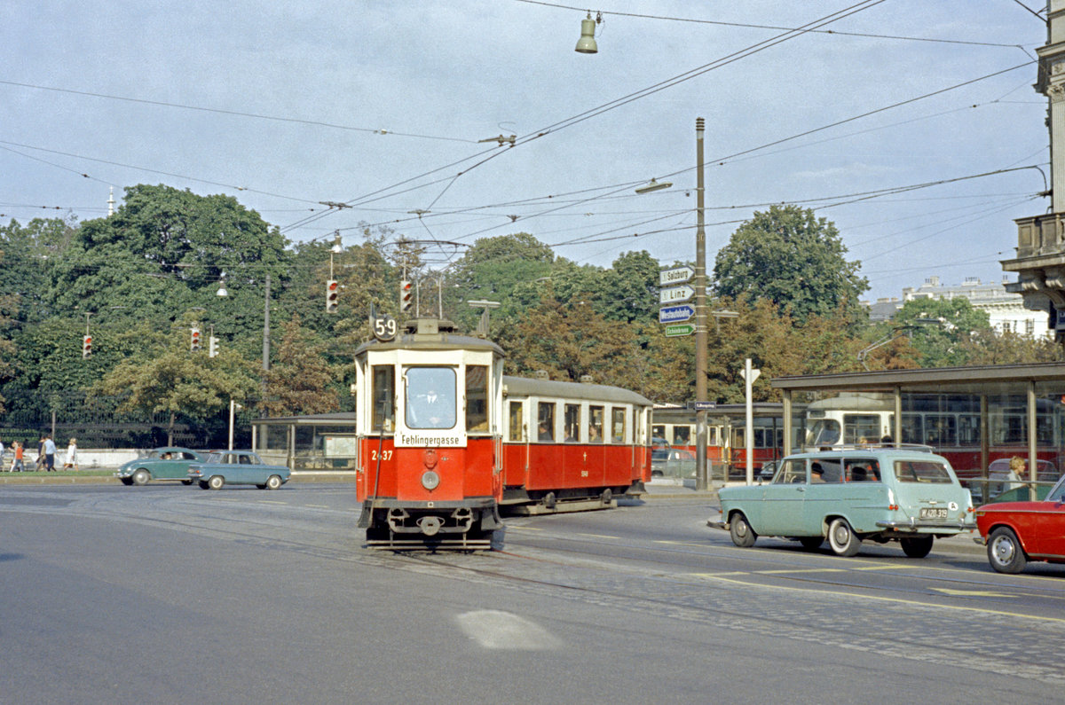 Wien: Die Wiener Straßenbahnen vor 50 Jahren: SL 59 (K 2437 + m3 5349) I, Innere Stadt, Babenbergerstraße / Burgring am 28. August 1969. Die 59 wurde 1972 eingestellt. - Hersteller der Straßenbahnfahrzeuge: Simmeringer Waggonfabrik. Baujahre: K 2437: 1913; m3 5349: 1929. - Scan eines Farbnegativs. Film: Kodak Kodacolor X. Kamera: Kodak Retina Automatic II. 