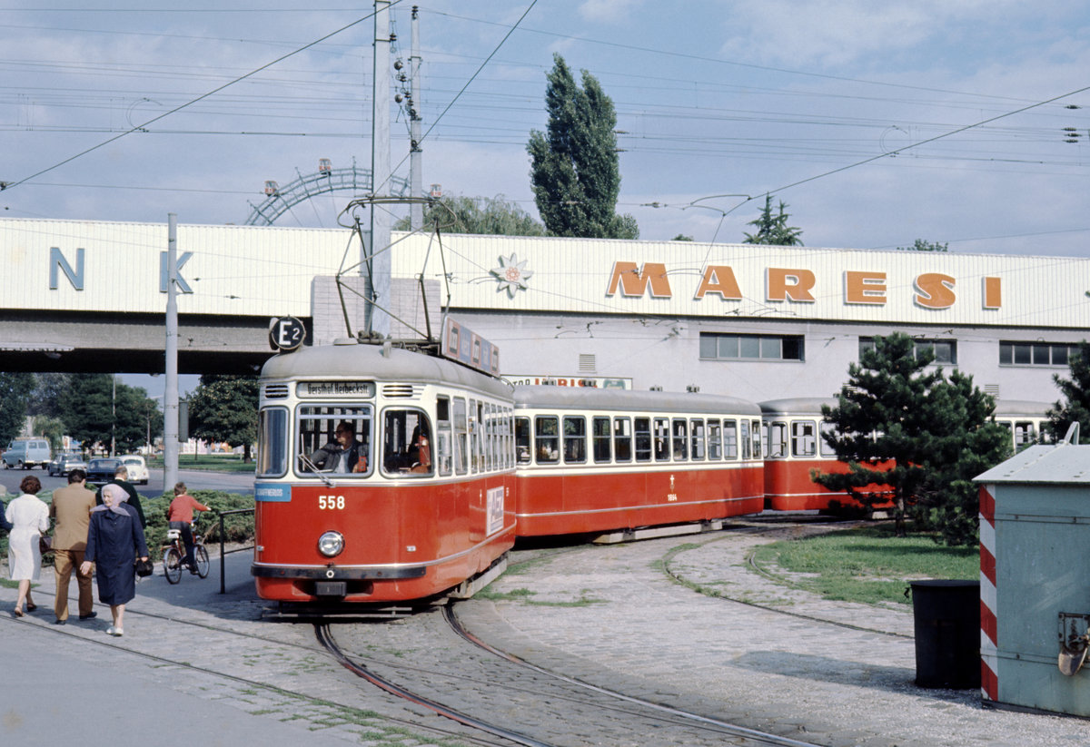 Wien: Die Wiener Straßenbahnen vor 50 Jahren: SL E2 (L4 558 + l3 1854 + l3) II, Leopoldstadt, Praterstern / Franzensbrückenstraße / Helenengasse am 29. August 1969. - Hersteller und Baujahre der Straßenbahnfahrzeuge: SGP, 1961 (L4 558) und Gräf & Stift, 1959 - 1962 (die Beiwagen des Typs l3). Im Hintergrund, auf der anderen Seite der Bahn, sieht man einen kleinen Teil des Prater Riesenrades, eines der Wahrzeichen Wiens. - Scan eines Diapositivs. Film: Kodak Ektachrome. Kamera: Canon Canonet QL28. 