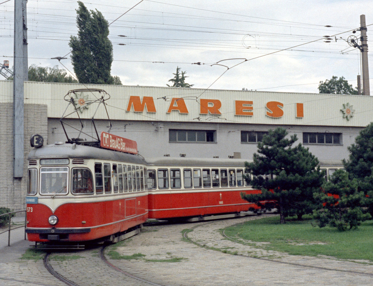 Wien: Die Wiener Straßenbahnen vor 50 Jahren: SL E2 (L4 573 (SGP 1961 + l3 1865 (Gräf & Stift 1962) + l3) II, Leopoldstadt, Praterstern / Franzensbrückenstraße / Helenengasse am 29. August 1969. - Scan eines Farbnegativs. Film: Kodak Kodacolor X. Kamera: Kodak Retina Automatic II. 