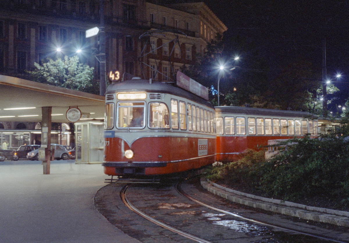 Wien: Die Wiener Straßenbahnen vor 50 Jahren: SL 43 (L4 577 (SGP 1961) + l3) I, Innere Stadt, Schottentor am 27. August 1969. - Scan eines Farbnegativs. Film: Kodak Kodacolor X. Kamera: Kodak Retina Automatic II.