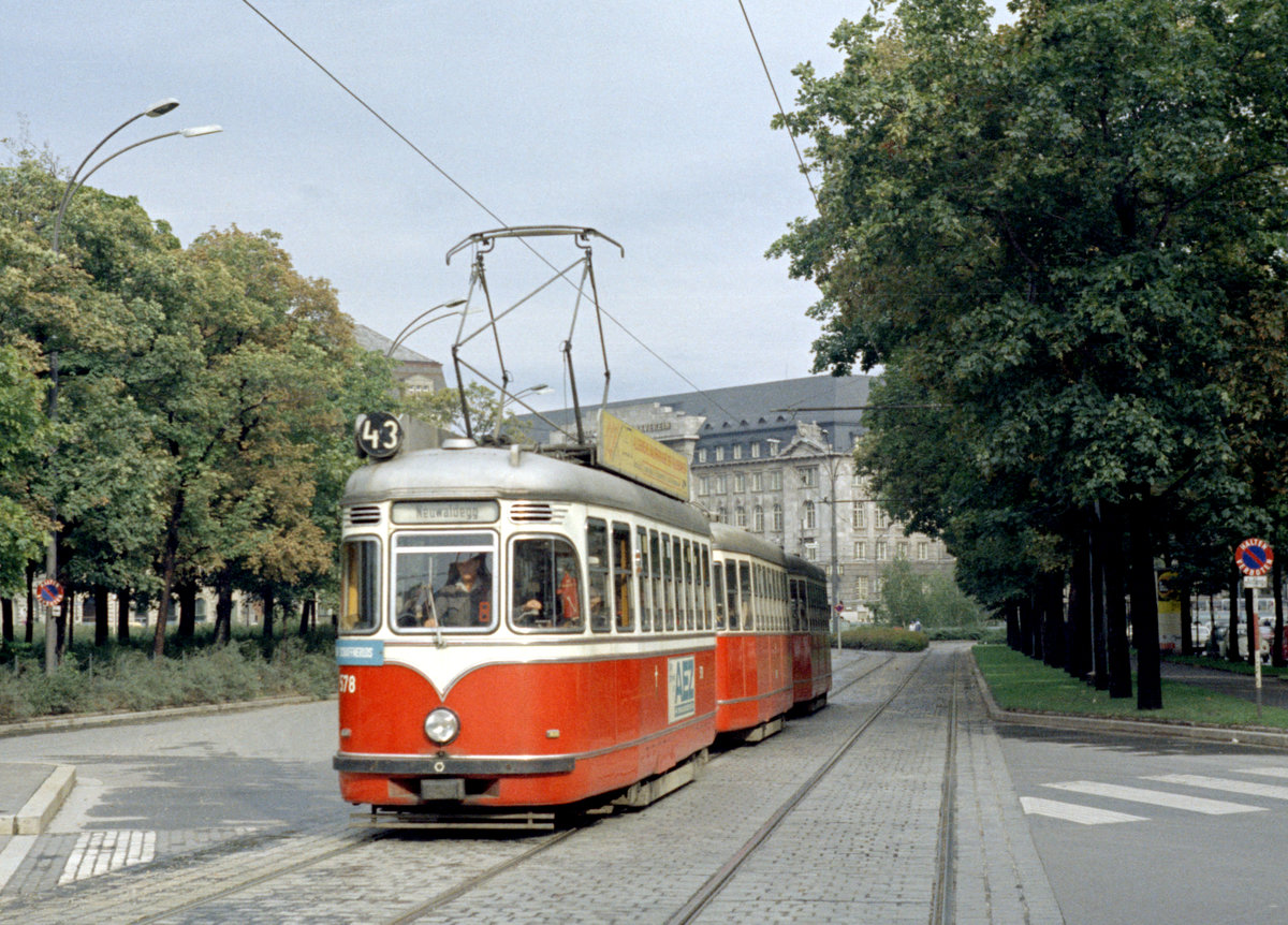 Wien: Die Wiener Straßenbahnen vor 50 Jahren: SL 43 (L4 578 (SGP 1961) + l3 + l3) I, Innere Stadt / IX, Alsergrund, Universitätsstraße am 27. August 1969. - Scan eines Farbnegativs. Film: Kodak Kodacolor X. Kamera: Kodak Retina Automatic II.