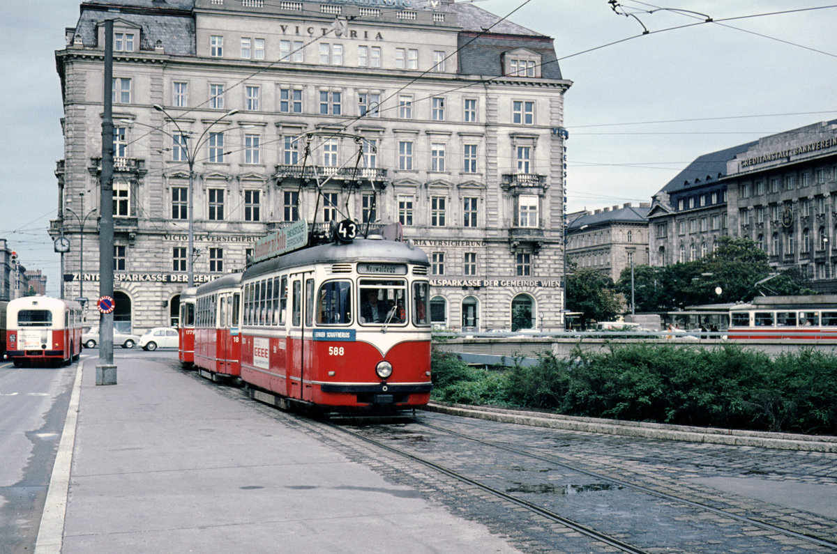 Wien: Die Wiener Straßenbahnen vor 50 Jahren: SL 43 (L4 588 + l3 18** + l3 1779) I, Innere Stadt, Schottentor am 27. August 1969. - Hersteller und Baujahre: L4 588: SGP 1961. l3 1779: Gräf & Stift 1961. - Scan eines Diapositivs. Film: AGFA CT 18. Kamera: Canon Canonet QL28.