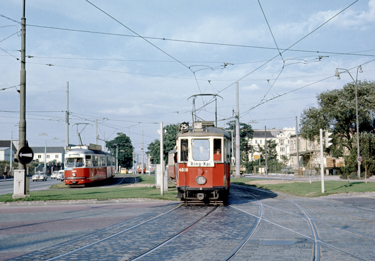 Wien: Die Wiener Straßenbahnen vor 50 Jahren: SL 25R (M 4080 + m3) II, Lassallestraße / Venediger Au / Praterstern am 29. August 1969. - Im Hintergrund links fährt ein Zug der SL 16 (E1 4691 + c2/c3). - Hersteller und Baujahre der Triebwagen: Lohner 1929: M 4080; SGP 1968: E1 4691. - Scan eines Diapositivs. Film: Kodak Ektachrome. Kamera: Canon Canonet QL28. 