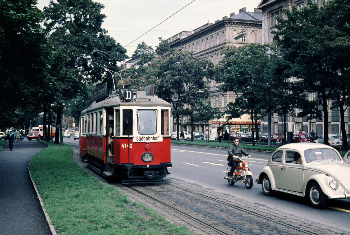 Wien: Die Wiener Straßenbahnen vor 50 Jahren: Motiv: M 4142 + c2/c3 als SL D. Ort: I, Innere Stadt, Kärntner Ring / Schwarzenbergplatz. Datum: Ende August 1969. - M 4142: Simmeringer Waggonfabrik 1929. - Scan eines Diapositivs. Film: AGFA CT 18. Kamera: Canon Canonet QL28.