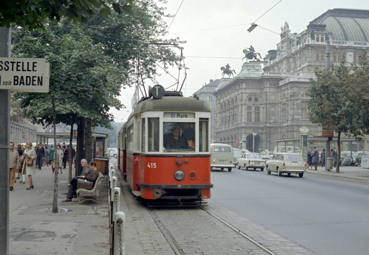 Wien: Die Wiener Straßenbahnen vor 50 Jahren: Motiv: T1 415 + k8 + k8 als SL T. Ort und Datum: I, Innere Stadt, Kärntner Ring / Kärntner Straße am 26. August 1969. Im Hintergrund rechts ist ein Teil der Wiener Staatsoper zu sehen. - Hersteller des Tw T1 415: Ex T 415 (Waggonfabrik Ringhoffer 1901), 1954 von den Lohnerwerken umgebaut. - Scan eines Farbnegativs. Film: Kodak Kodacolor X. Kamera: Kodak Retina Automatic II.