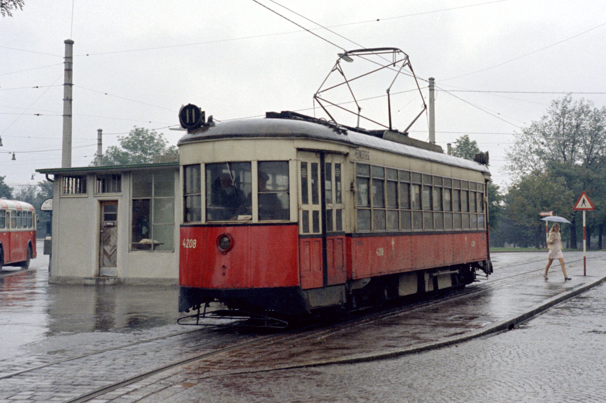 Wien: Die Wiener Straßenbahnen vor 50 Jahren.: SL 11 (Z 4208) XX, Brigittenau, Friedrich-Engels-Platz am 27. August 1969. - Scan eines Farbnegativs. Film: Kodak Kodacolor X. Kamera: Kodak Retina Automatic II.