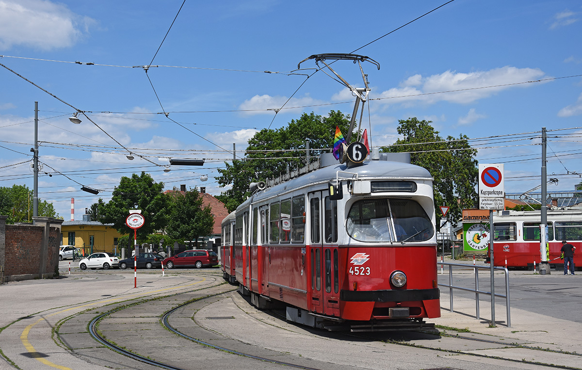 Wien E1 4523 + c3 1260 als Linie 6 in der Schleife Zentralfriedhof 3. Tor, 08.06.2017. 