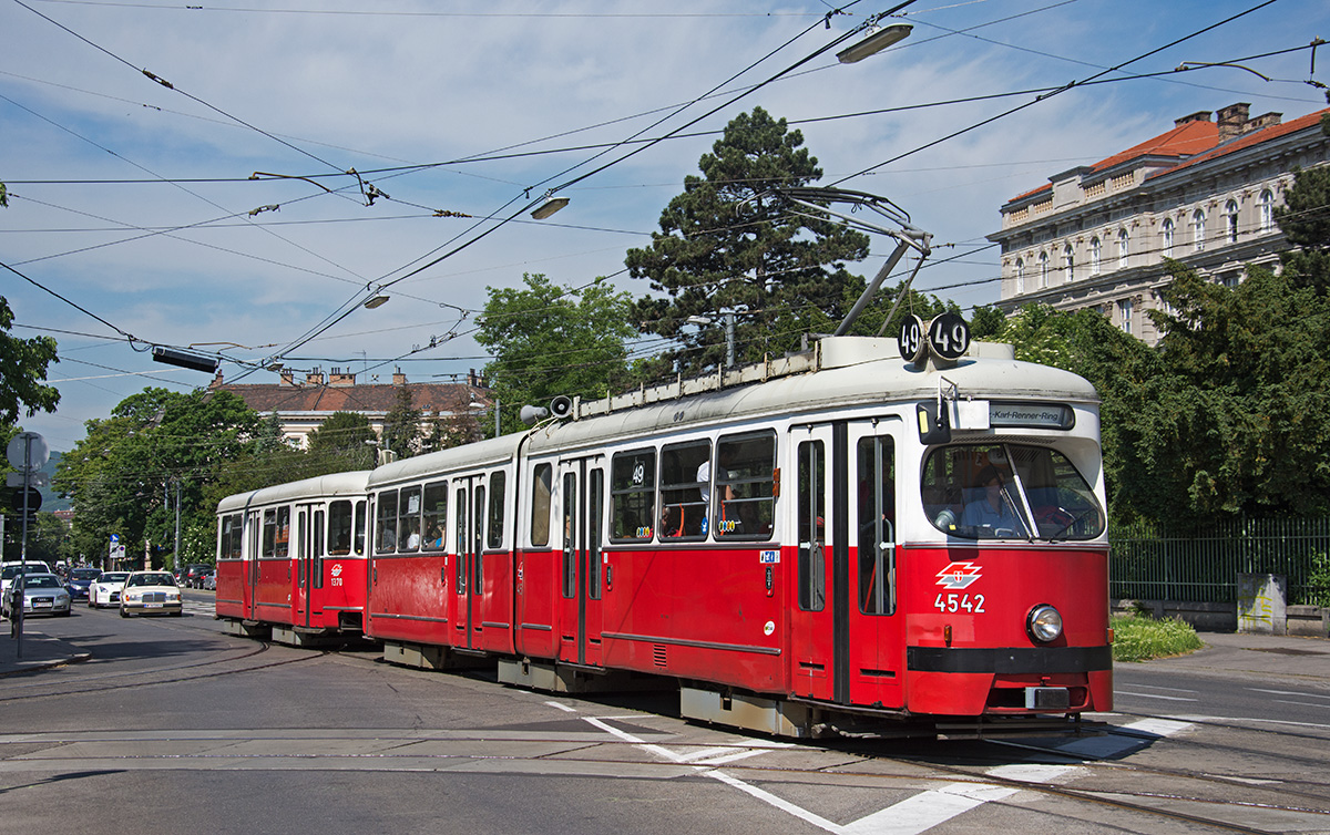 Wien E1 4542 + 1370 als Linie 49 in Breitensee, 23.05.2016. 