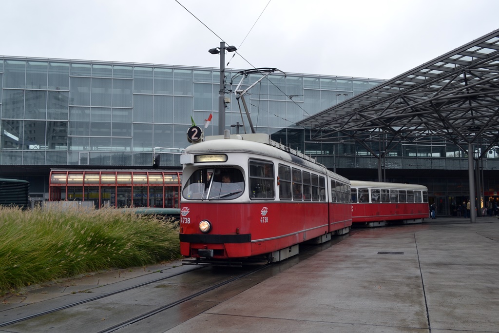 Wien E1 4738 + c4 1369 als Linie 2 am Praterstern, 23. Oktober 2014