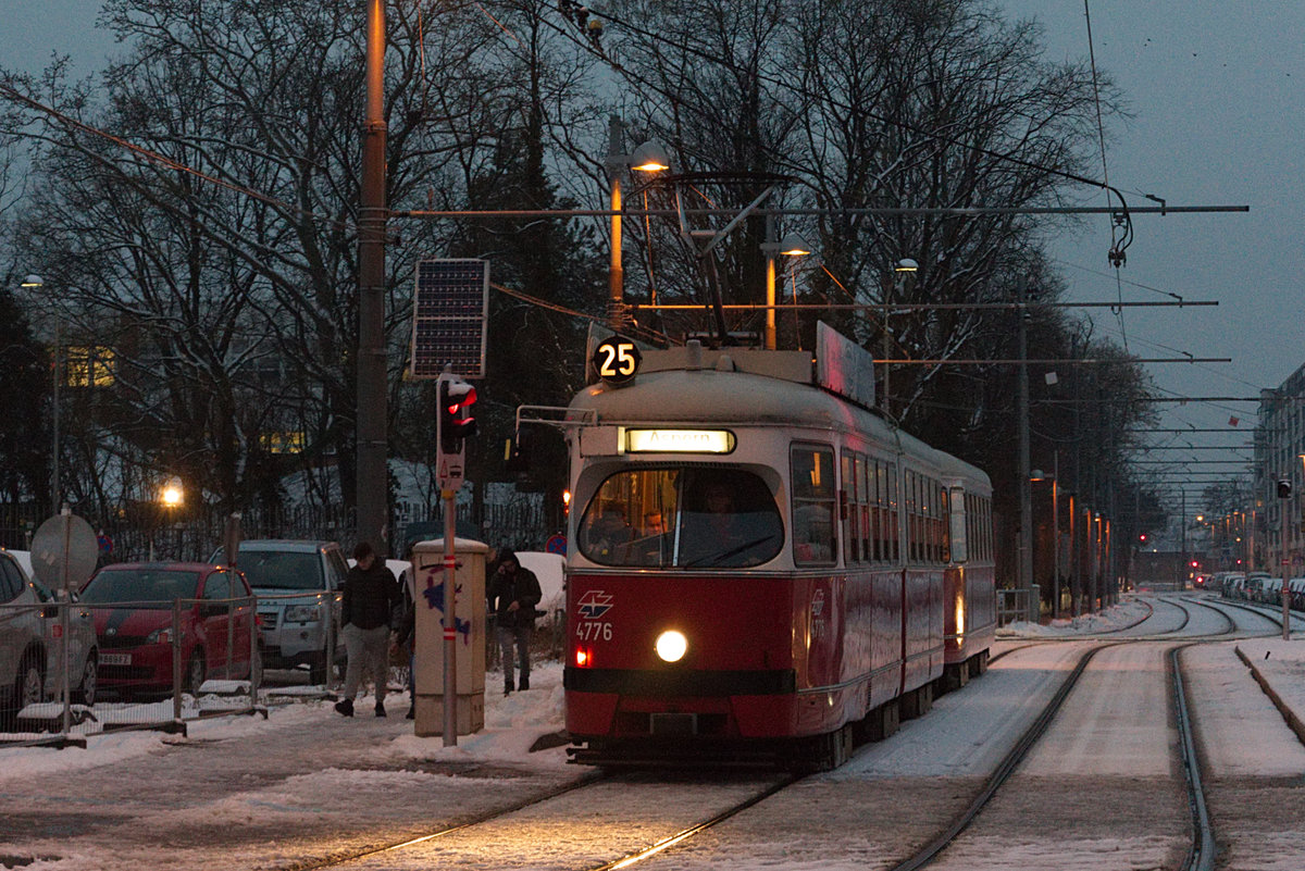 Wien E1 4776 + c4 auf der Linie 25 kurz vor der Haltestelle Kagran U, 07.02.2018