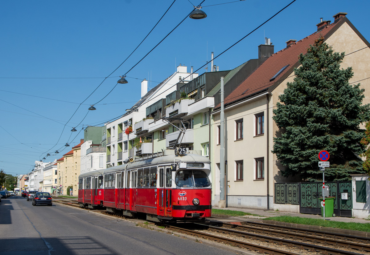Wien 

E1 4833 + 1323 als Linie 25 in der Langobardenstraße, mitterwiele ist der Triebwagen Geschichte, 18.09.2020. 