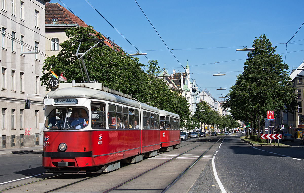 Wien: E1 4855 + c4 1356 als Linie 43 kurz vor der Haltestelle Wattgasse, 08.06.2017. 