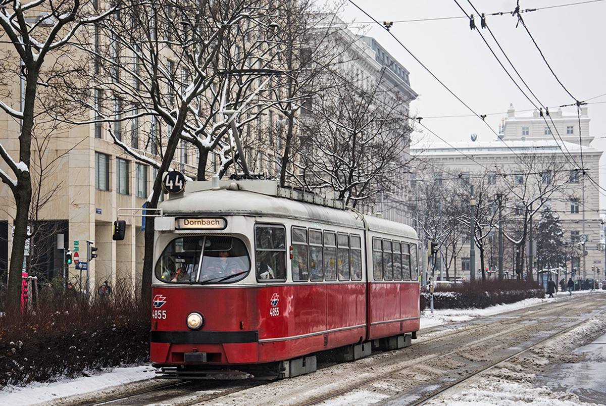 Wien E1 4855 als Linie 44 in der Universitätsstraße, 02.02.2017. 