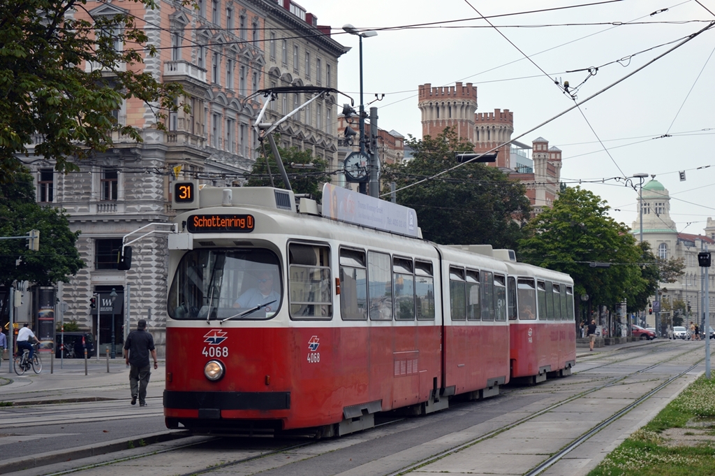 Wien E2 4068 + c5 1468 bei der Haltestelle Schottenring, 27.07.2016
