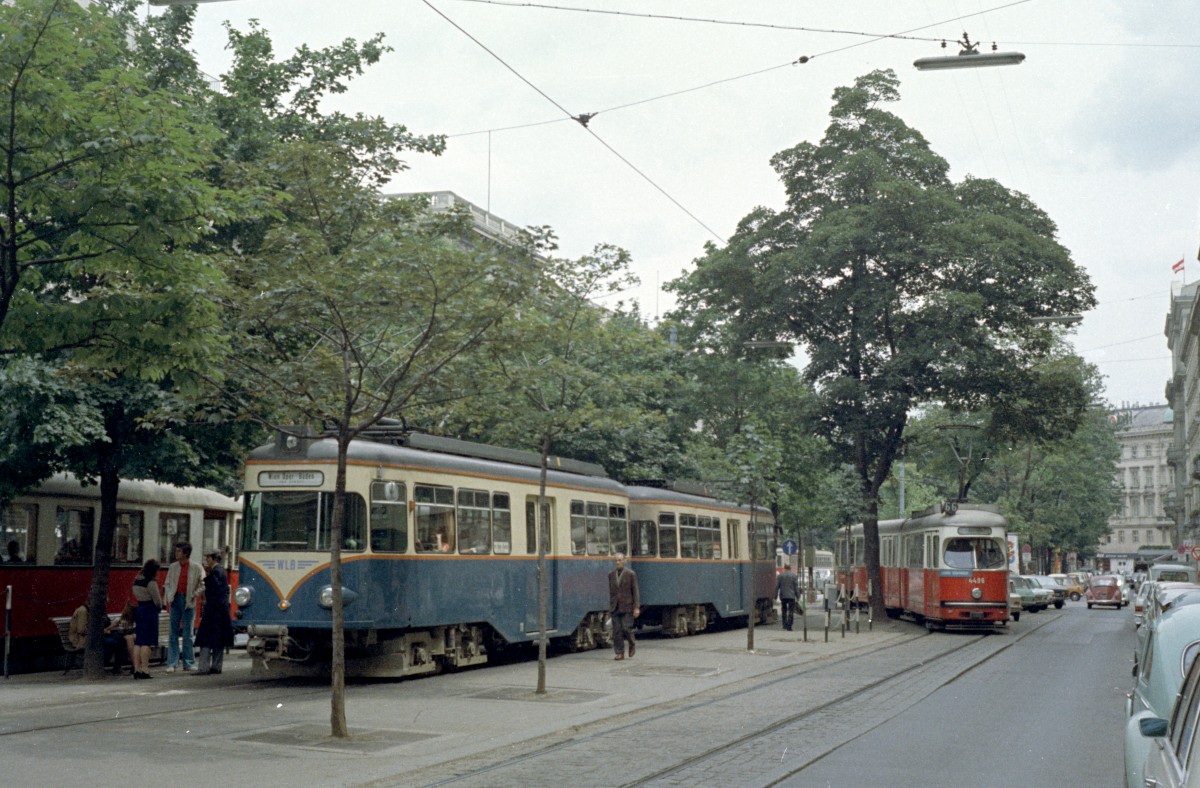 Wien: Ein WLB-Zug (Wien - Baden) hält am 19 Juni 1971 an der Endstation  Wien Oper , d.h. am Kärntner Ring. - Ein Zug der WVB SL 66 (E1 4496 + c2/3) erreicht am Zeitpunkt der Aufnahme (im Hintergrund) die Endstation. - Hier hatten außer der Wiener Lokalbahn und der SL 66 auch die Linien 62 und 167 ihre Endstation im Stadtzentrum. - Scan von einem Farbnegativ. Film: Kodacolor X. Kamera: Kodak Retina Automatic II.
