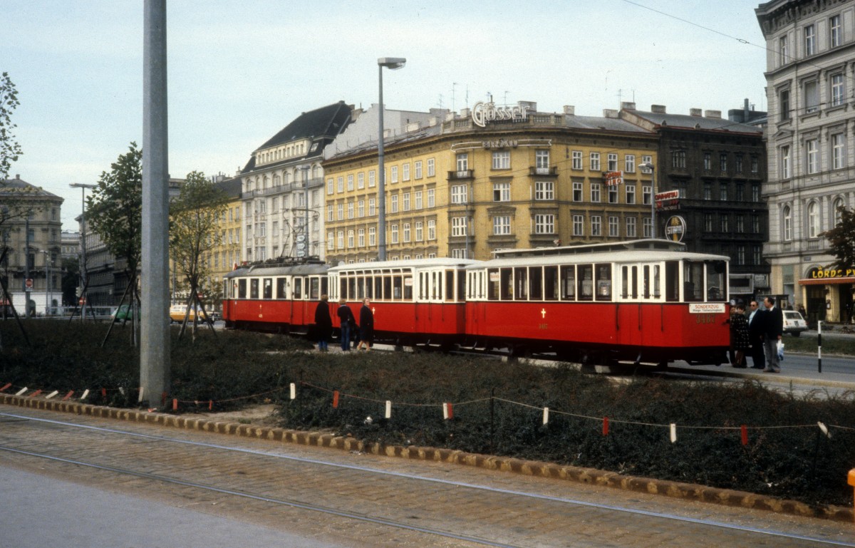Wien: Ein WTM-Sonderzug bestehend aus den Museumswagen M 4078 + k? + k2 3487 erreicht am 14. Oktober 1979 Karlsplatz, von dem eine Sonderfahrt durch Teile von Wien fr sterreichische und dnische Strassenbahnfreunde kurz danach anfangen wird.