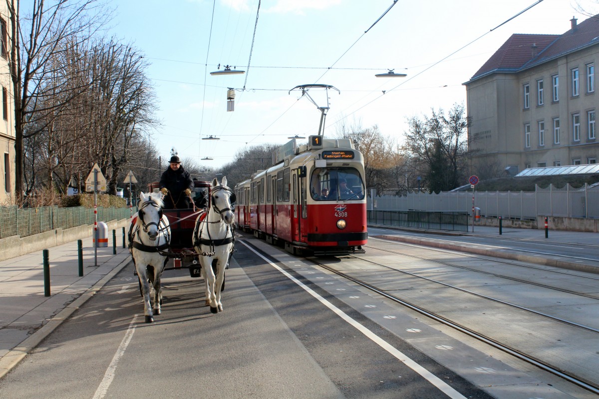 Wien: Fiaker und Bim erreichen am Vormitteag des 20 Februar 2016 gleichzeitig die Haltestelle Wittelsbachstraße. - Während der Straßenbahnzug bestehend aus dem Tw E2 4308 + dem Bw c5 1508 schon in Betrieb auf der SL 1 ist, ist der Fiaker auf der  Betriebsfahrt  in Richtung Innere Stadt. 