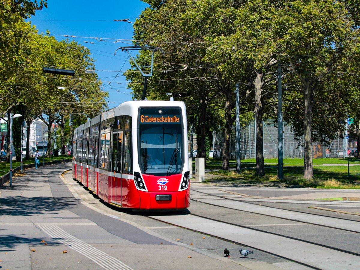 Wien. Flexity 319 ist hier am 12.08.2023 kurz vor der Haltestelle Westbahnhof zu sehen.