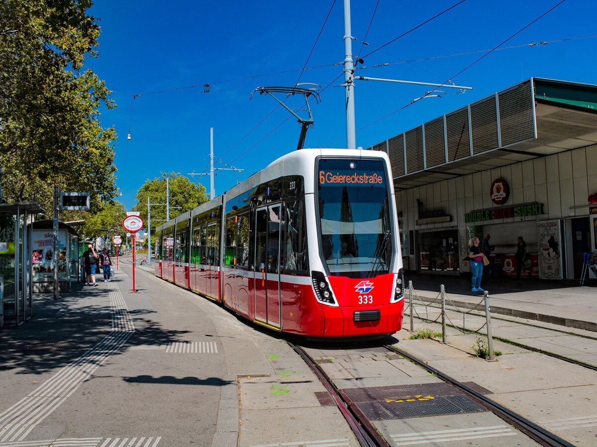 Wien. Flexity 333 der Wiener Linien steht hier am 12.08.2023 als Linie 6 zur Geierstraße vor dem Westbahnhof.
