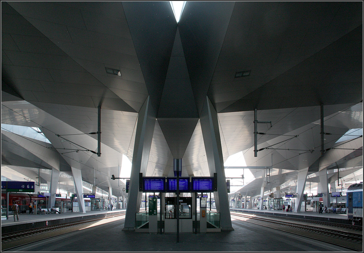 Wien Hauptbahnhof -

Architektonisches Highlight des Bahnhofes ist das gefaltete Dach über den Gleisen und den Bahnsteigen.

03.06.2015 (Matthias)
