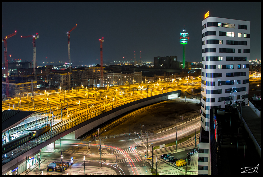 Wien Hauptbahnhof bei Nacht.... links unten am Bahnsteig wartet eine MAV 1047 auf die Weiterfahrt mit ihrem EN Richtung Staatsgrenze. 21.03.2017