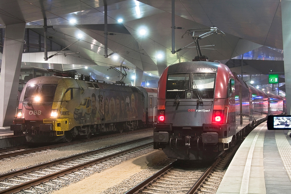 Wien Hbf. am 10.01.2016: 1116 153  ÖAMTC  steht mit dem IC 742 nach Salzburg und 1116 232 mit dem railjet 956 nach Wien Flughafen zur Abfahrt bereit.