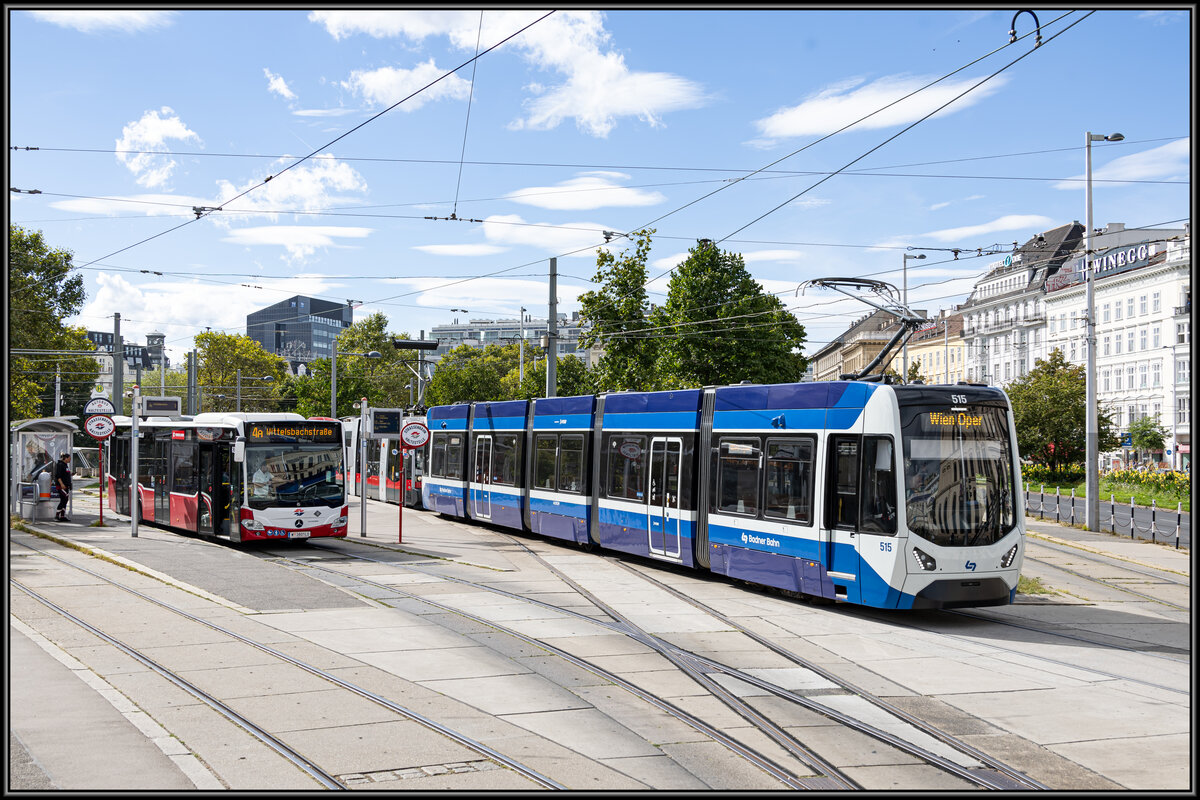 Wien Karlsplatz am 1.September 2023.
Eine Garnitur der Baadnerbahn auf dem Weg zur Oper . 