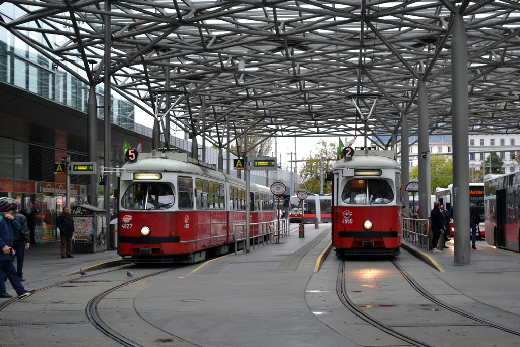 Wien Lohner trifft auf SGP am Praterstern. E1 4827+cx als Linie + E1 4550 + cx als Linie 2, 
23 Oktober 2014 