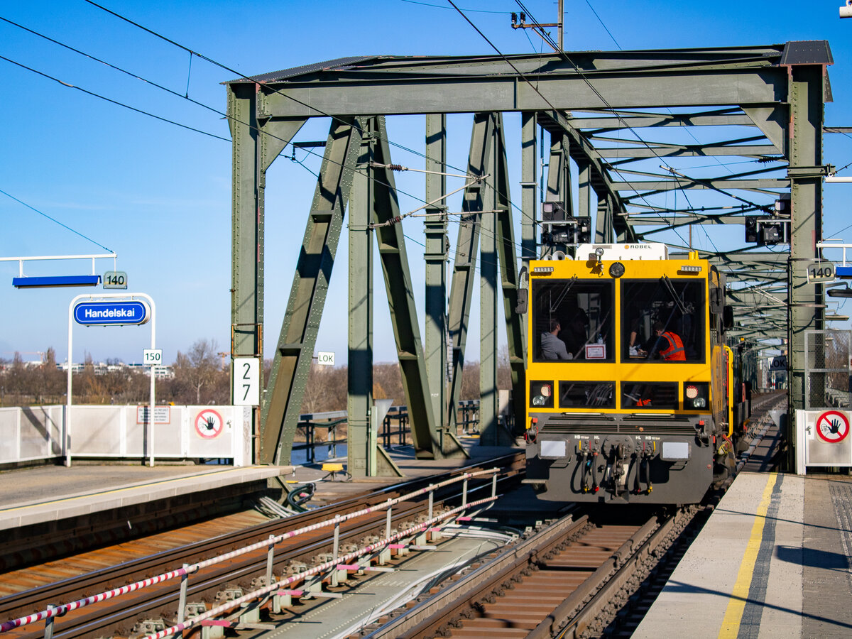 Wien. Nachschuss: Ein Robel Bahndienstfahrzeug rast an diesem 16.02.2024 durch Wien-Handelskai.