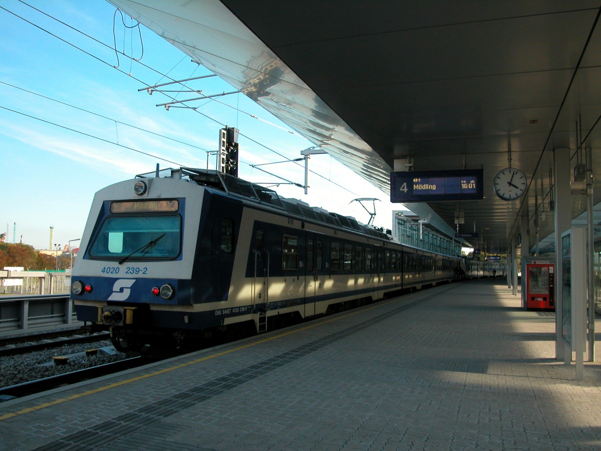 Wien: ÖBB Schnellbahn (S-Bahn) Wien S3 (4020 239-2) Praterstern am 22. Oktober 2010.