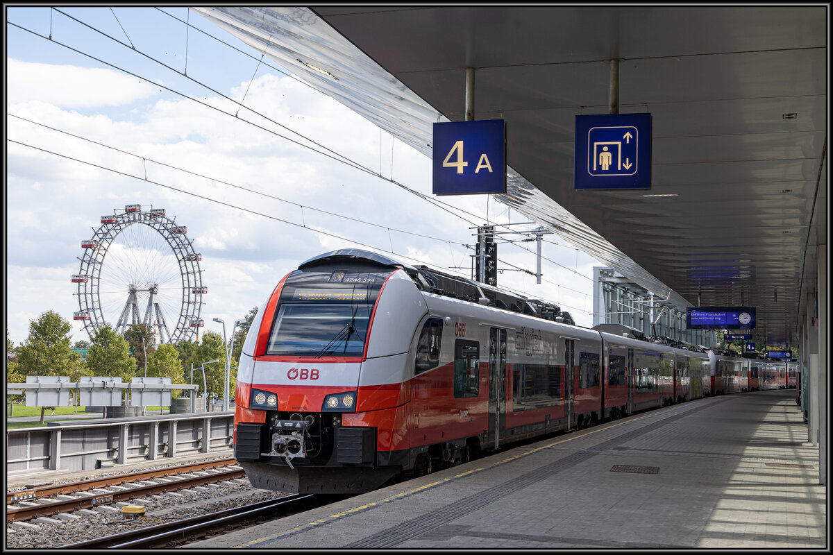 Wien Praterstern . Am 2.September 2023 besuchten wir Wien und natürlich den Prater . Auf dem Weg dahin konnte ich meine Kamera kurz ins Spiel bringen . Ein 4746 wartet auf seine Abfahrt auf Bahnsteig 4.
