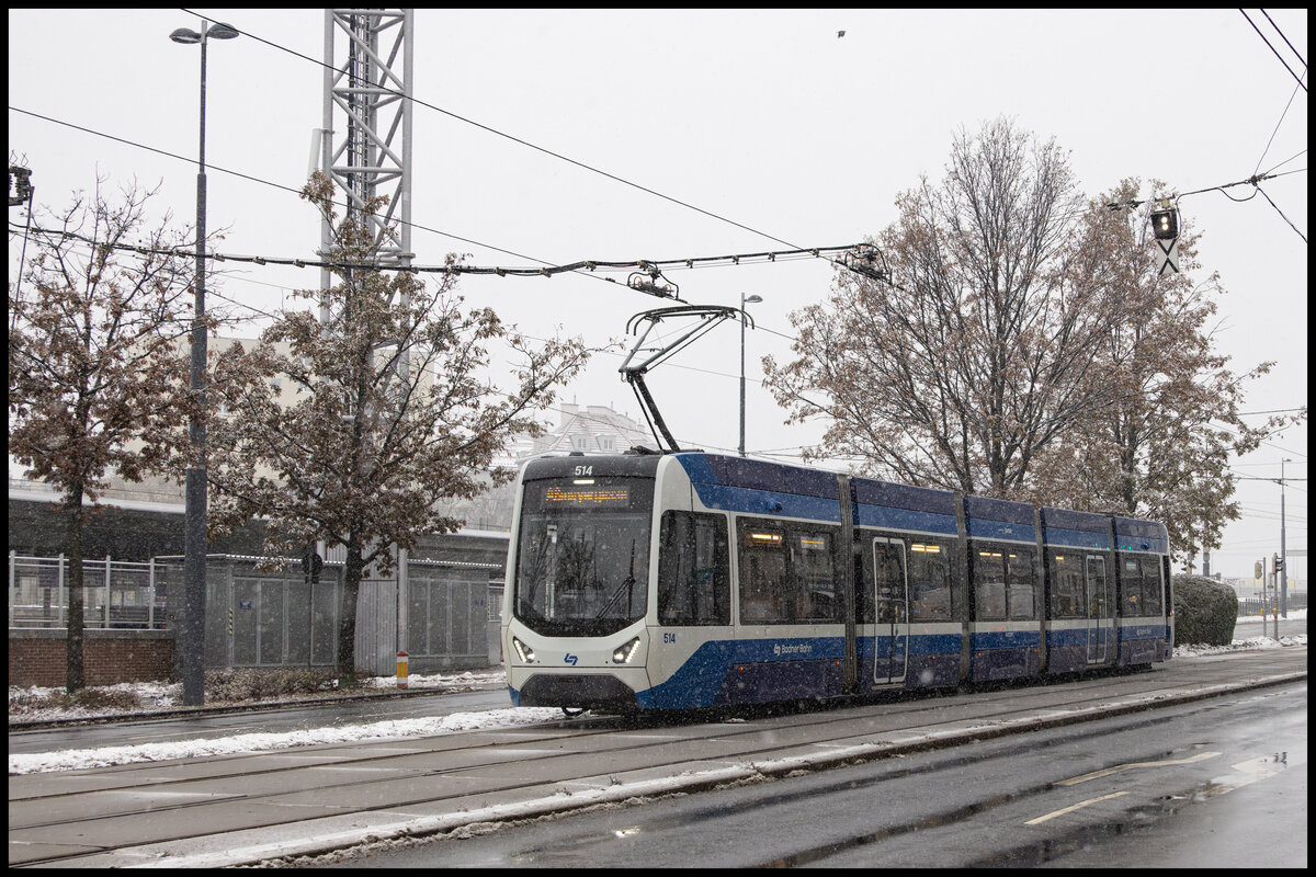 Wien im Schnee . Vor dem Bahnhof Meidling rollt am 9.Dezember 2023 die Baadnerbahn dahin. 