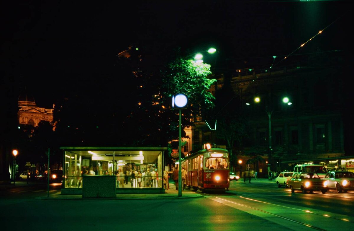 Wien und seine Straßenbahn erwachen erst nachts zur vollen Schönheit.... So war das auch am 14.08.1984, als der TW 4536 auf der Linie D am Schottenring wartet.