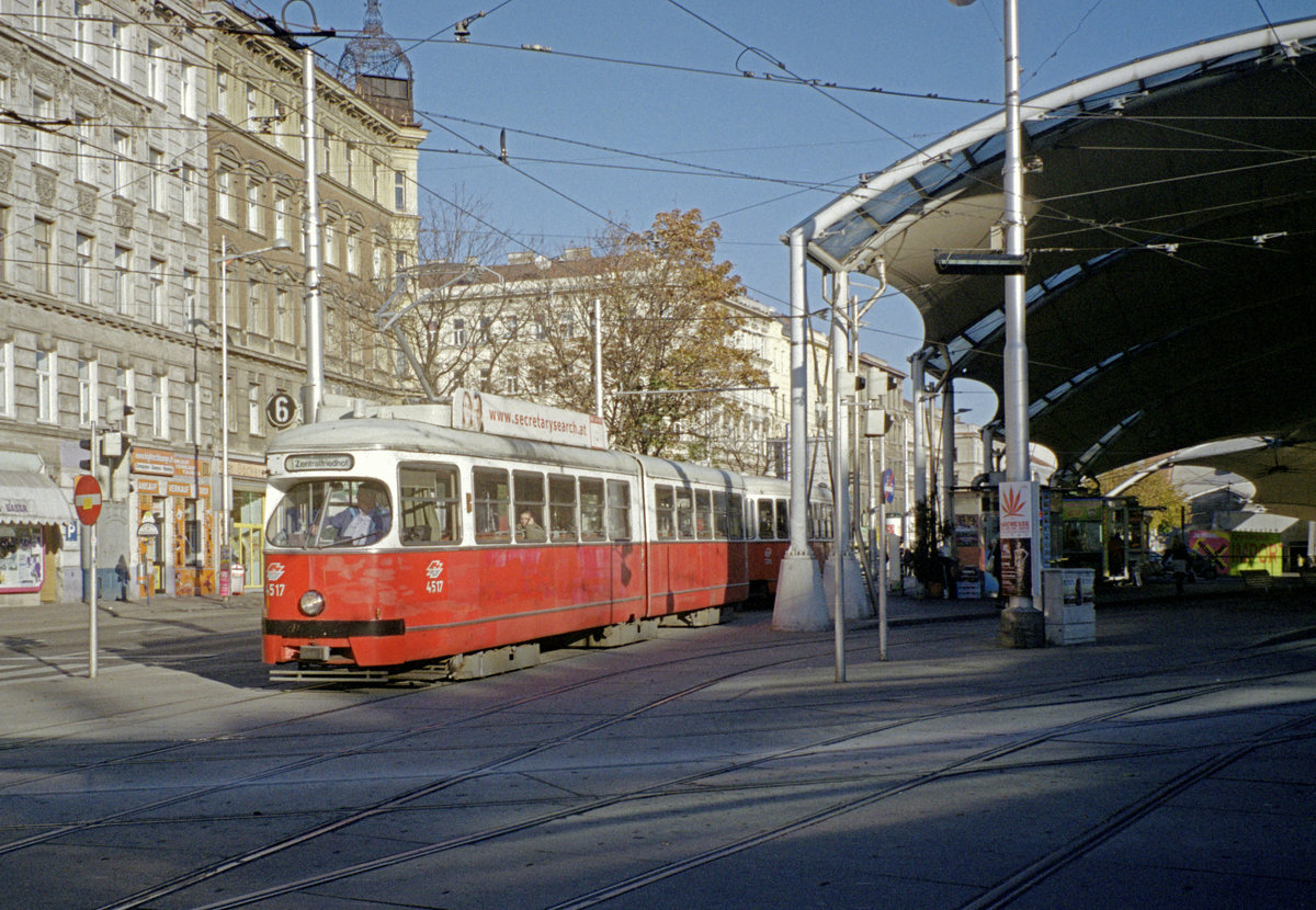 Wien Stadtwerke-Verkehrsbetriebe / Wiener Linien: Gelenktriebwagen des Typs E1: Am 22. Oktober 2010 haben E1 4517 und c3 1269 auf der SL 6 gerade die Haltestelle Urban-Loritz-Platz in Richtung Zentralfriedhof verlassen. - Neuer Scan eines Farbnegativs. Film: Kodak Gold 200-2. Kamera: Leica C2.