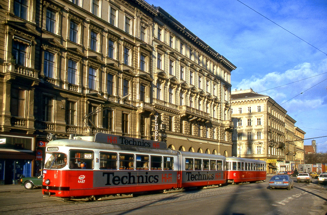 Wien Tw 4497 mit Bw 1119 in der Bellariastrae, 20.12.1986.