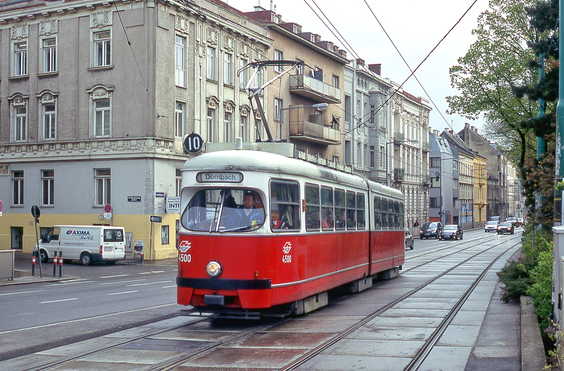 Wien Tw 4500 in der Hadikgasse in Hietzing, 16.04.2008.
