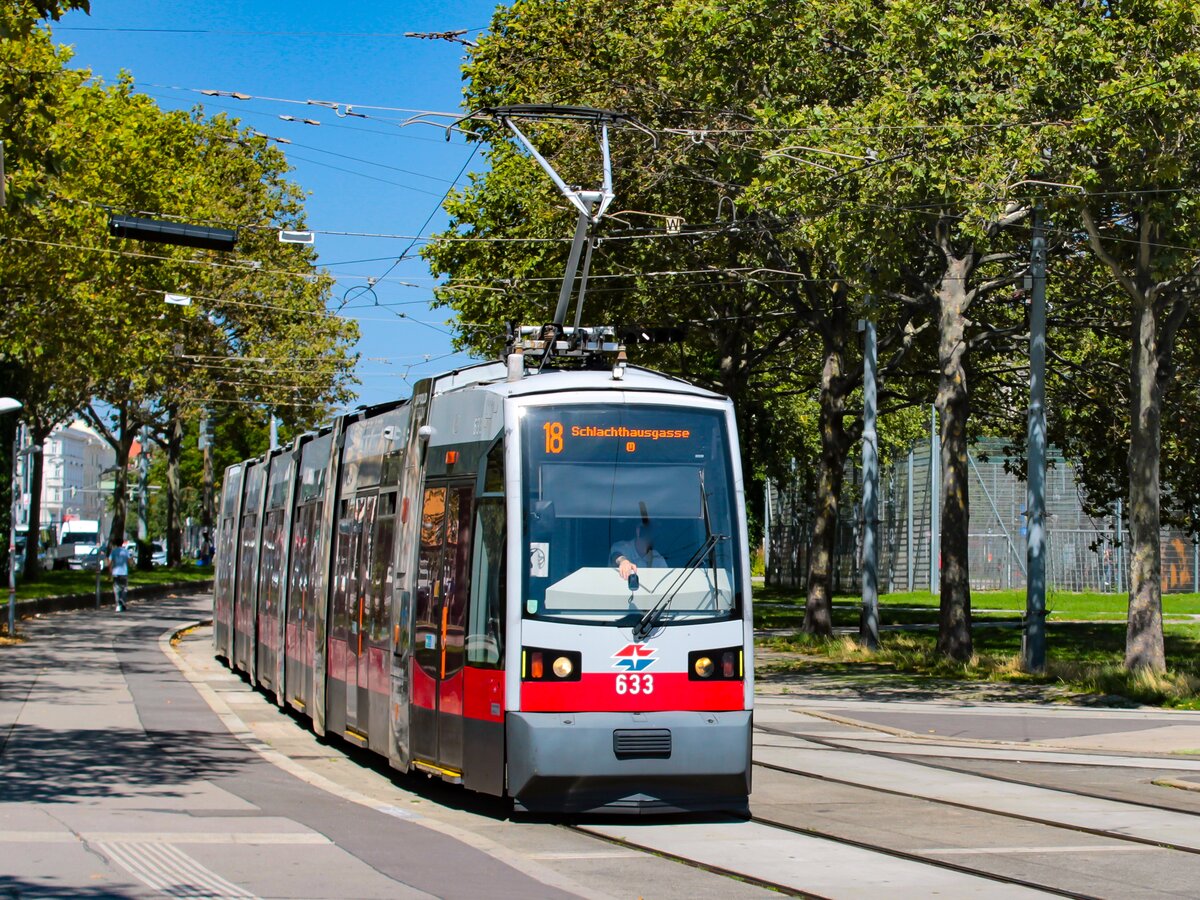 Wien. ULF 633 fährt hier am 12.08.2023 als Linie 18 in die Haltestelle Westbahnhof ein.