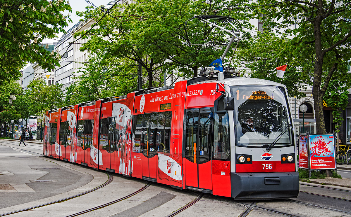 Wien ULF B1 756 wirbt aktuell für Stiegl und passt den ULF doch sehr gut die Folien, 26.04.2016 war dieser als Linie 1 unterwegs und konnte am Schottenring festgahlten werden. 