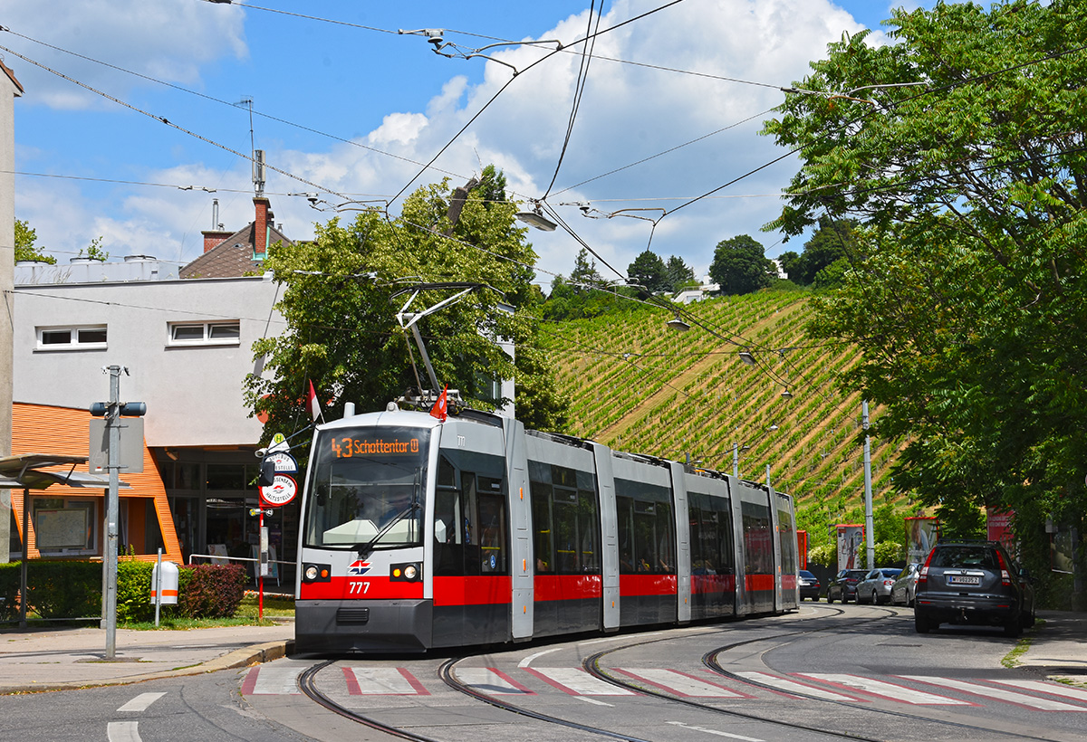 Wien ULF B1 777 als Linie 43 in der Haltestelle  Dornbacher Straße , 26.06.2017. 