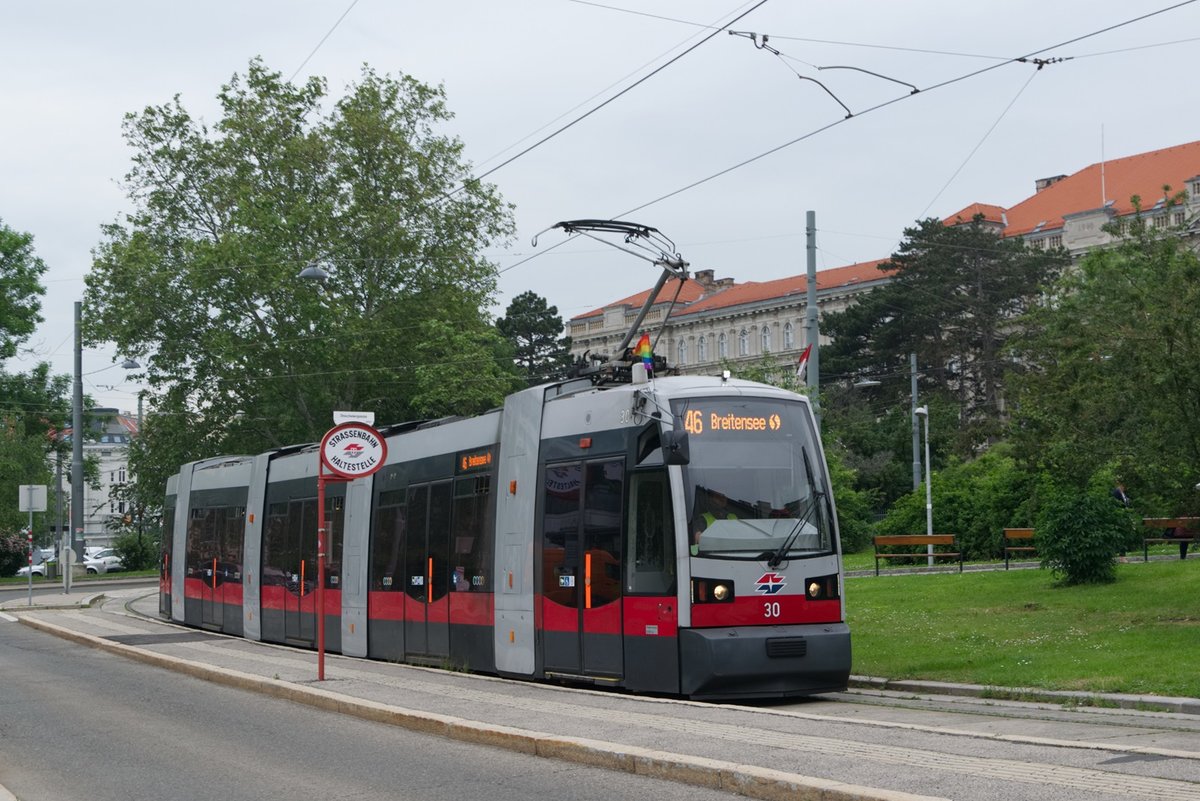 Wien Wegen eines Weichenschadens im Bereich Ottakringerstraße/Montleartstraße musste am 27.05.2019 die Linie 46 für knapp drei Stunden nach Breitensee verlängert werden. 

Wiener Linien ULF A 30 als Linie 46 in der Schleife Breitensee.