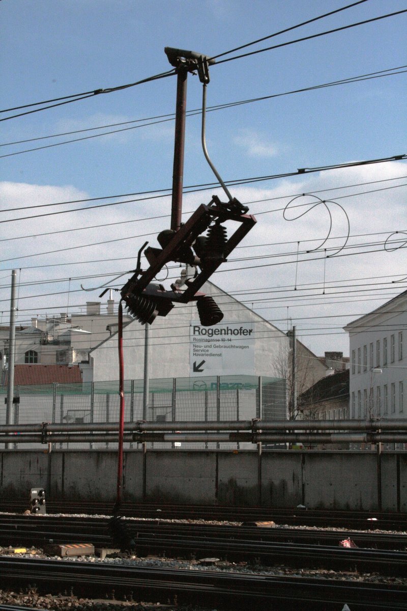 Wien West 08.03.2019 vom Übertäter RJ 1116 215 hängt der Rest des Dachstromabnehmers an einer der letzten vorhandenen Oberleitungsreste herunter. RJ 1116 215 hatte als letzte Schiebelok einer RJ-Doppelgarnitur auf einer Länge von mehr als 4000m vor dem Endbahnhof wegen Palettenverlust die gesamte Oberleitung samt Querverspannungen abgeräumt.
