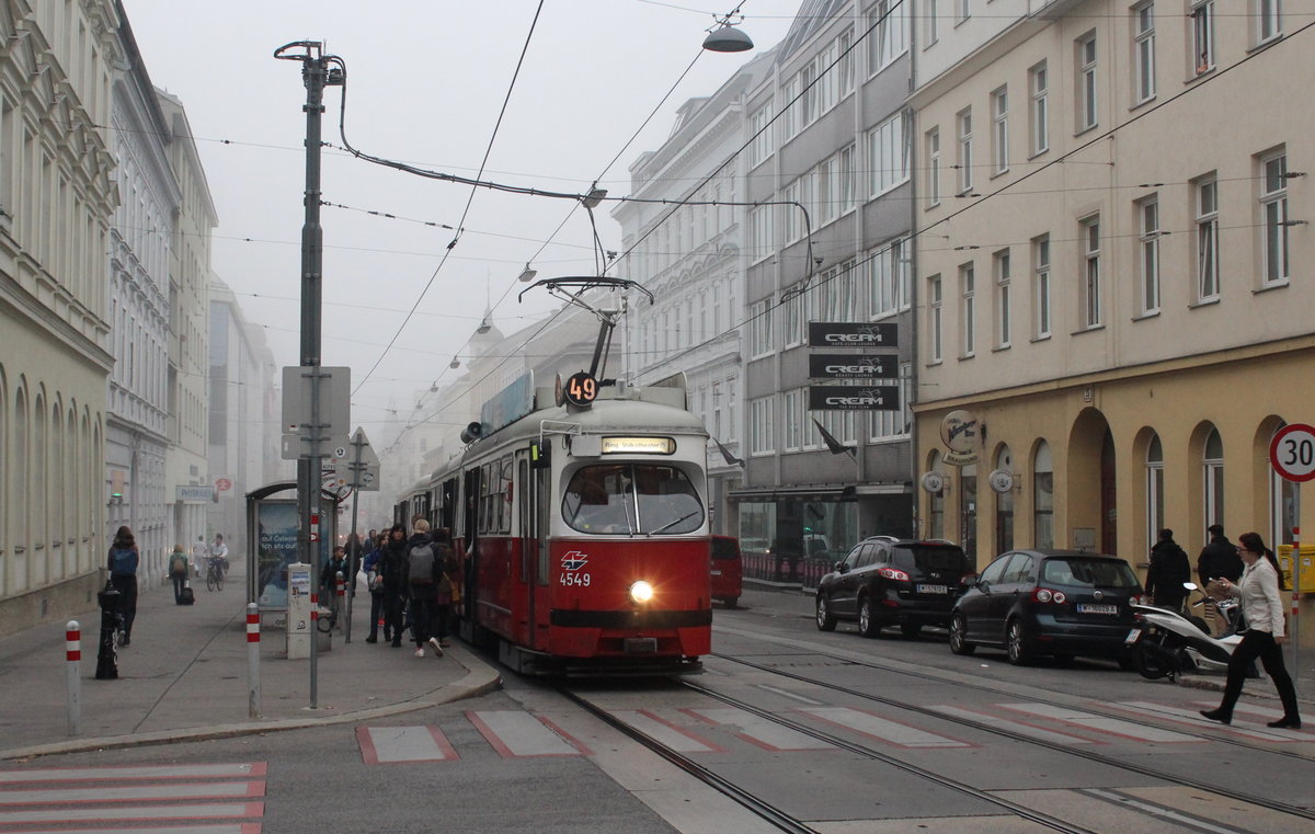 Wien Wiener Linen SL 49 (E1 4549 + c4 1364) XV, Rudolfsheim-Fünfhaus, Märzstraße / Beingasse (Hst. Beingasse) am 20. Oktober 2017. - Der Zug fährt in Richtung Hütteldorf.