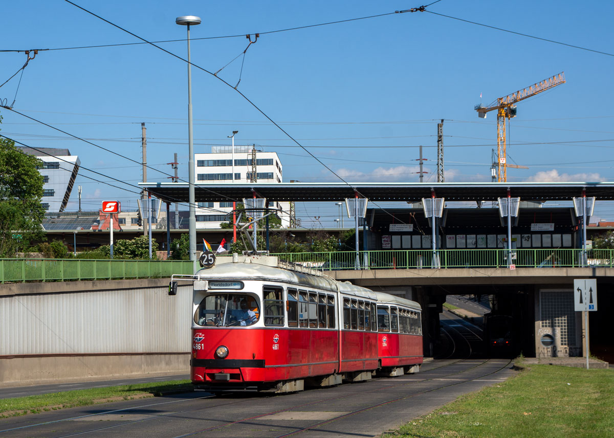 Wien 

Wiener Linien 4861 + 1354 als Linie 25, Erzherzog-Karl-Straße, 04.06.2021. 