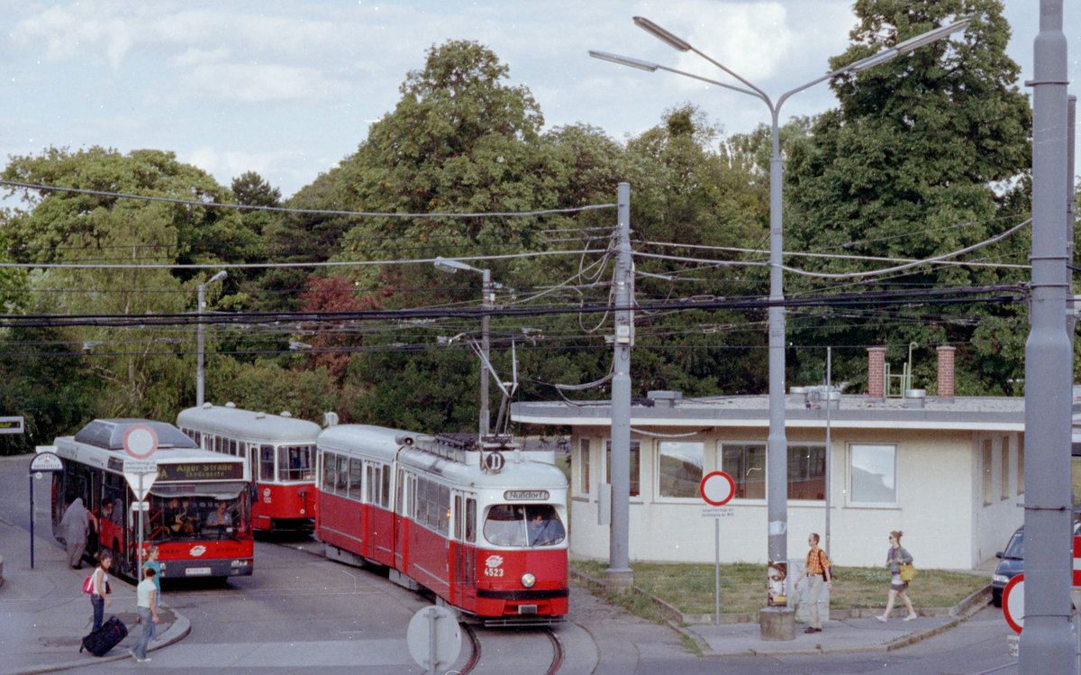 Wien Wiener Linien: Als die SL D noch am Südbahnhof endete... E1 4523 + c3 1252 befinden sich am 25. Juli 2007 in der Endstation Südbahnhof (Wendeschleife) an der Arsenalstraße . - Scan von einem Farbnegativ. Film: Agfa Vista 200. Kamera: Leica C2.
